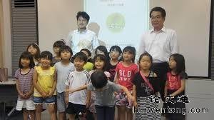 小学数学老师和孩子拍照